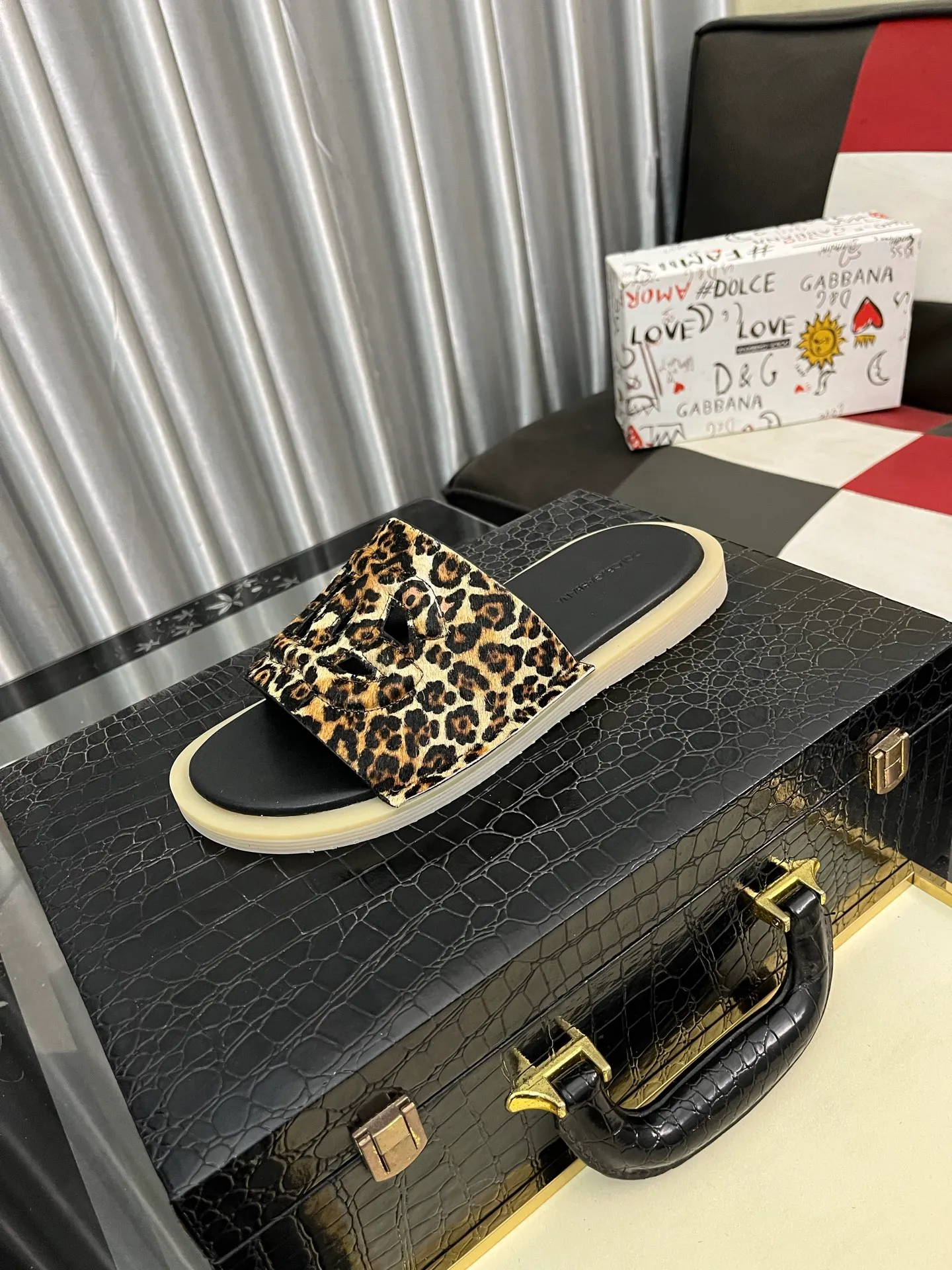Men's Men's Shoes 💰340⌚️⌚️ (DG) The latest casual slippers are fashionable and versatile, and can add luster to various looks. Create an exquisite design with unique dynamic vitality and modern atmosphere, showing modern elegance. Size: 38-442️⃣Colors available